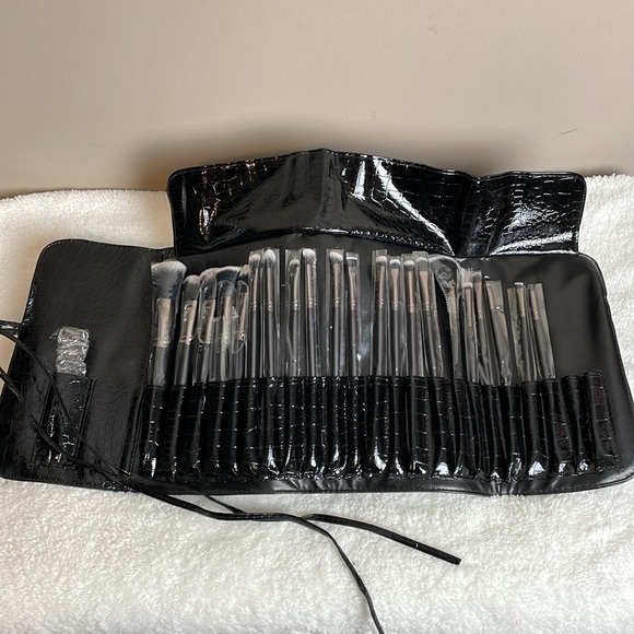 Makeover Essentals Professional 24 Brush Set With Case 3 Brushes is Missing - Picture 3 of 5